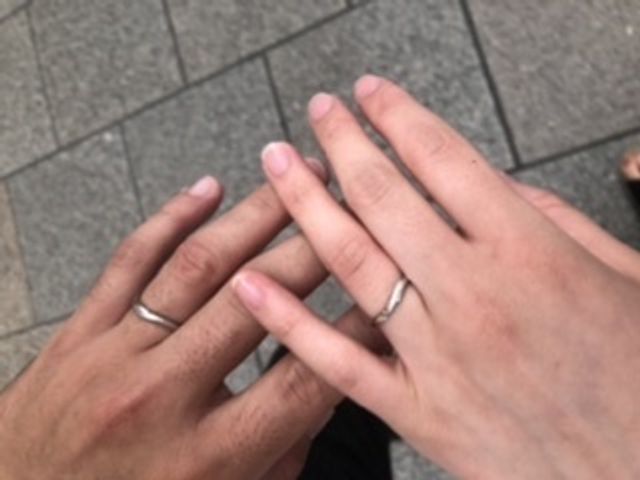 ねじれたデザインが素敵なリングです