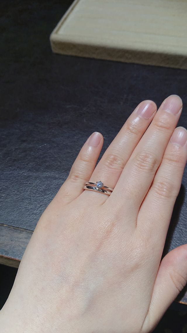 選んだ結婚指輪(トレセンテ ガルボ)との重ねづけです。