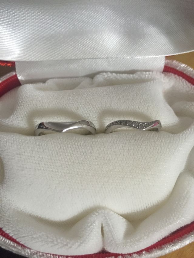 細めのリングに小さなダイヤがはいっています