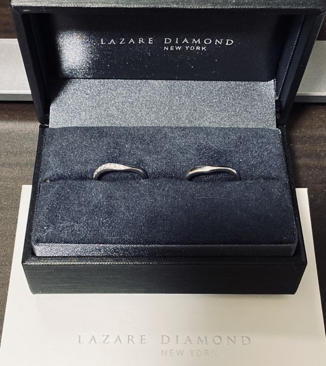 休日は着用してますが、基本的にテレビ前に飾ってあります。