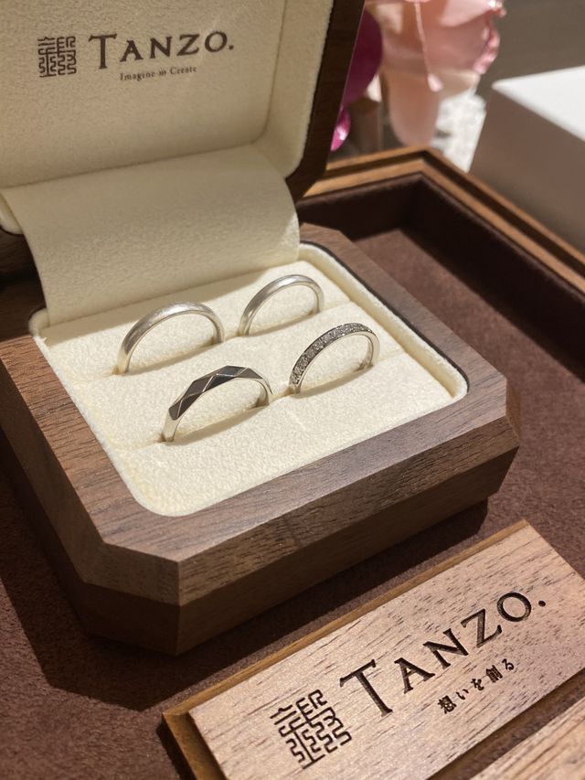 上が入籍指輪
下が結婚指輪