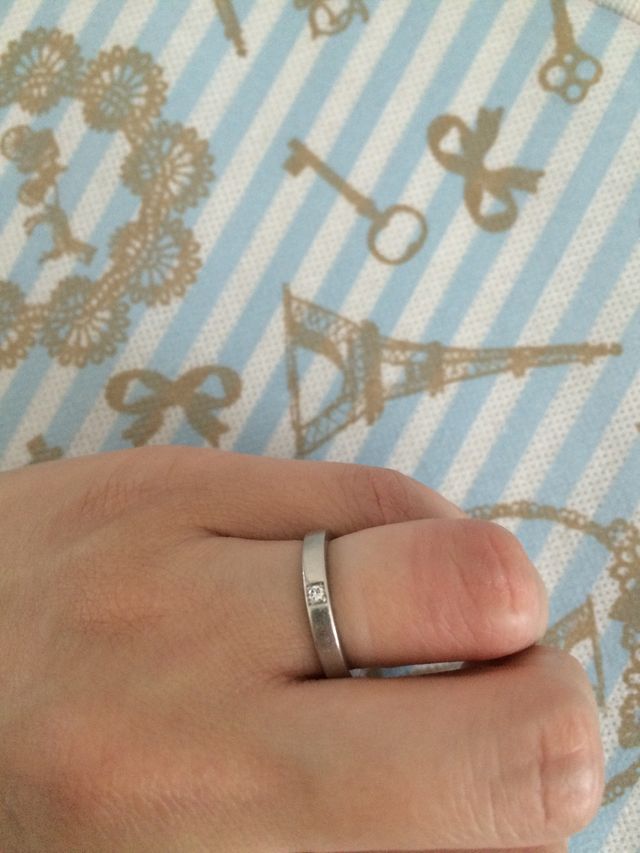 薬指にはめている写真です。