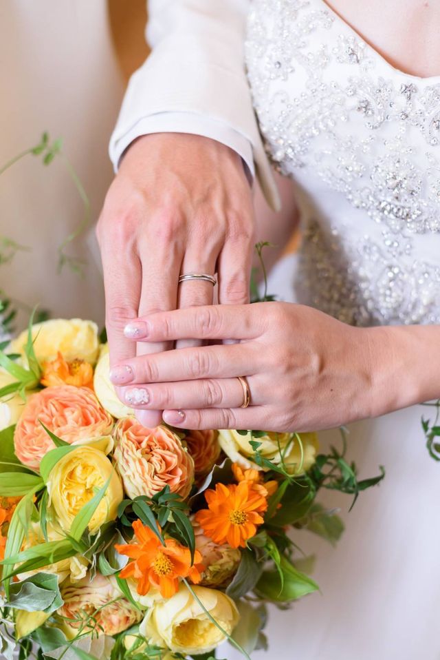 結婚式の日に初めて指輪をはめました。