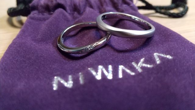 右の夫の指輪はマット加工にしてもらいました