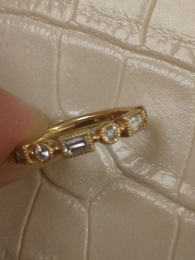 四角と丸のダイヤの輝きがきれいです。