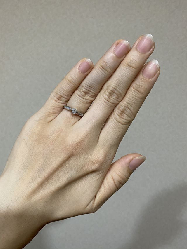 指輪を着けている写真です。