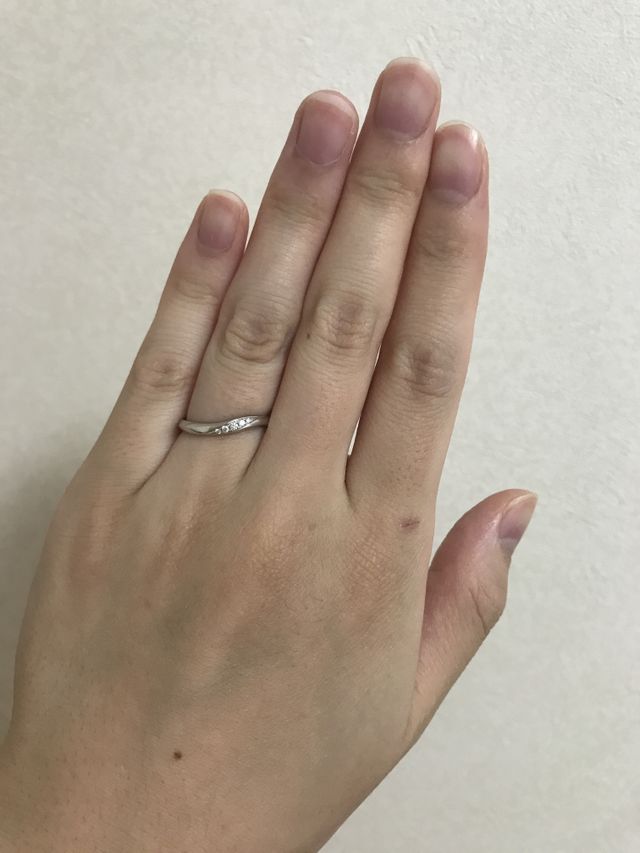 5石ダイヤが光に当たるとキラキラしてきれいです。