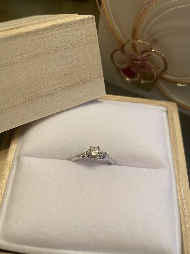 サイドにメレダイヤが2つずつ付いています。