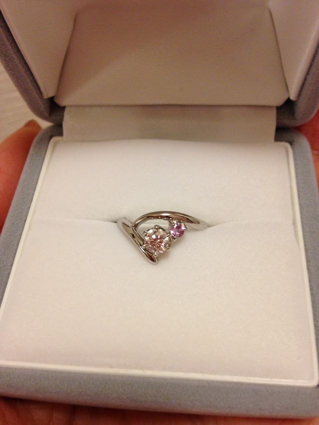 大きなダイヤモンドの隣に小ぶりのローズクウォーツ。