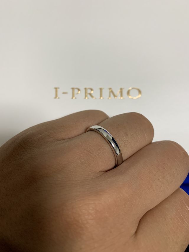 指に吸い付く様なフィット感。綺麗な丸みを帯びている。