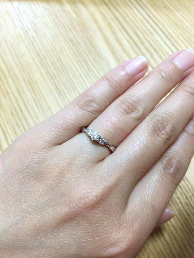 指にはめた指輪の写真