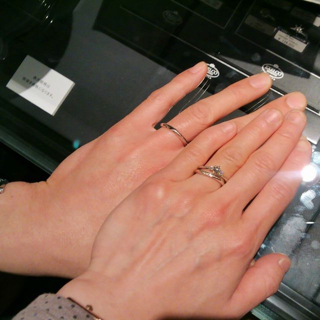 婚約指輪は蕾のような形で実際のカラットより大きく存在感あり。