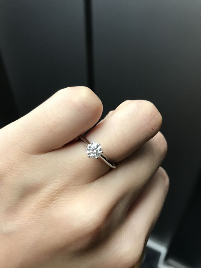 細めのリングに大きめのダイヤモンド。
