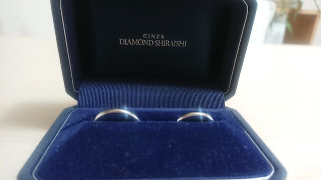 ペアの結婚指輪。シンプルで着けやすいデザインです。