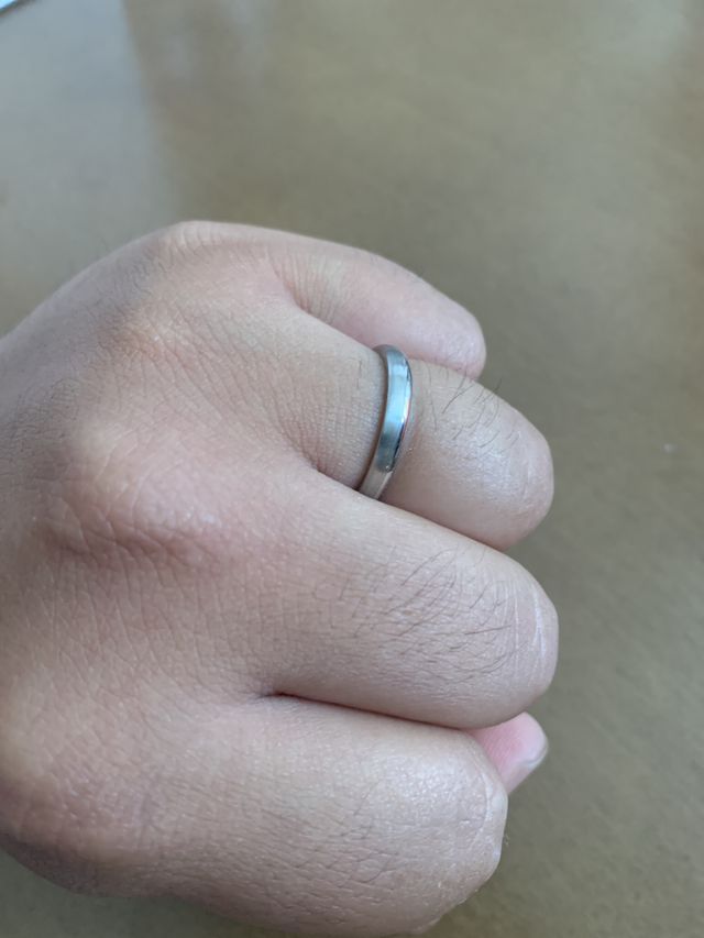 ヘアライン加工が半分施されており見る方向で顔が変わります！