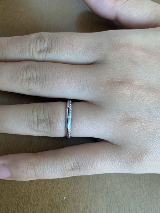 妻の指輪ですが、こちらも見方で表情が変わります（アナシス）