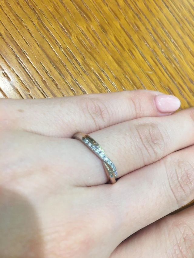 ラインは細いですがダイヤがひと際目立ちます。