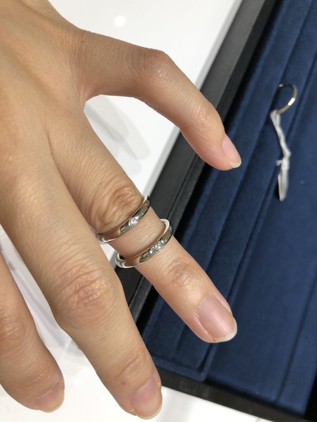 一石ダイヤの指輪でも、大きさの異なる２本です。