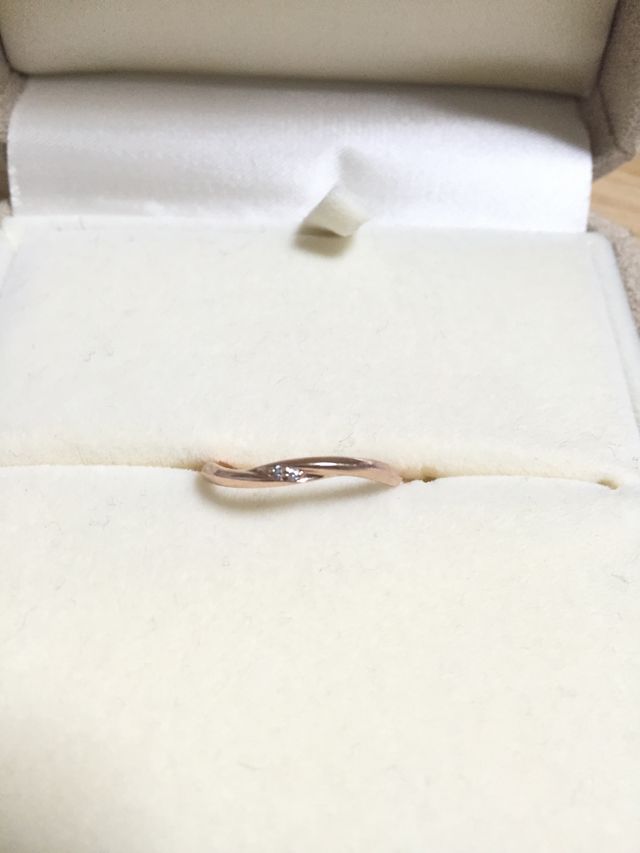 ピンクゴールドで細いタイプの指輪です