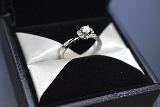 婚約指輪はサイドにもダイアモンドが入っていてとても華やかです