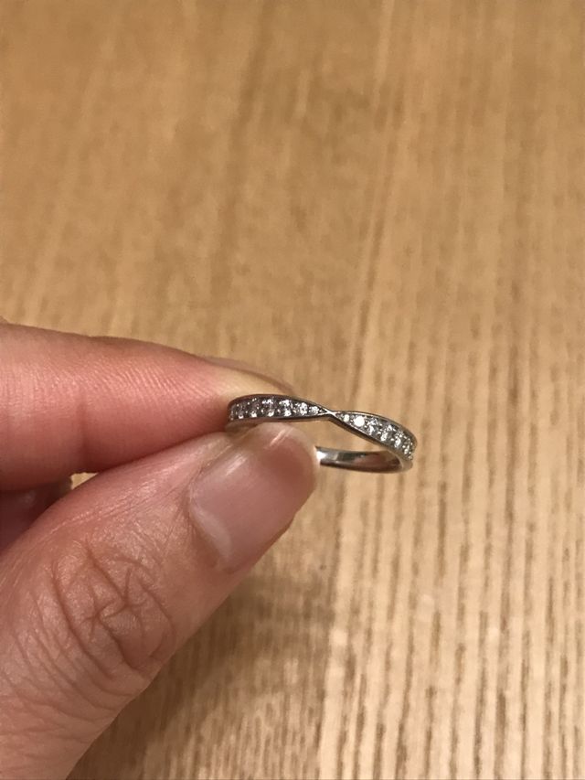 リボンの様に中心が絞ってあり、細かいダイヤが半周付いています