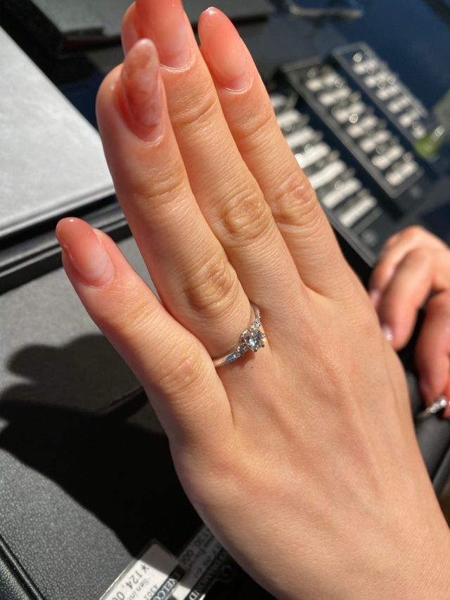 アンサンブルの婚約指輪を横から撮りました。