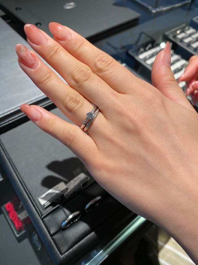 アンサンブルの婚約指輪と結婚指輪の重ね付けです。