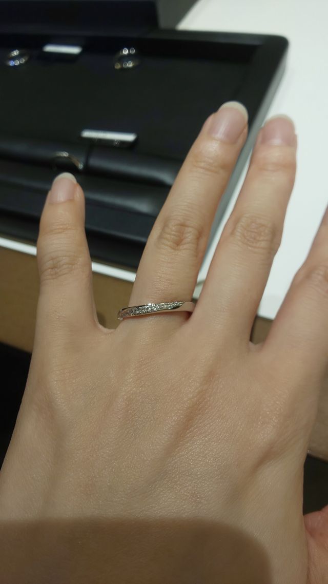 ダイヤの輝きがとても強くキラキラしています。