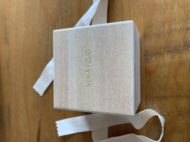 丁寧にリボンで結んであっておしゃれで木の暖かみのある箱です。