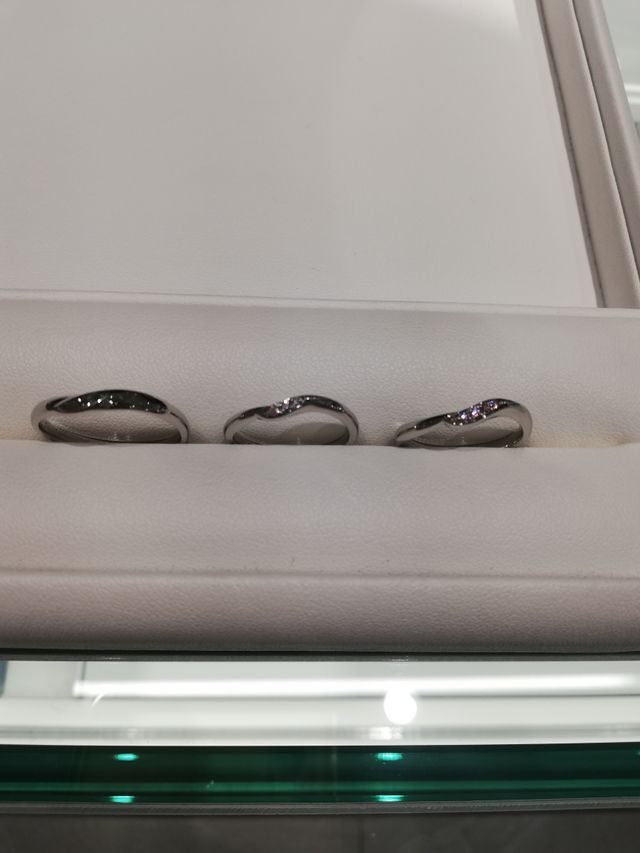 比較的細みで指がすらっと見えるデザインです。