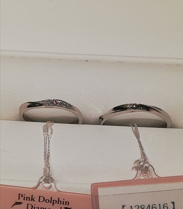 ピンクダイヤモンドが真ん中に入ったデザインです。