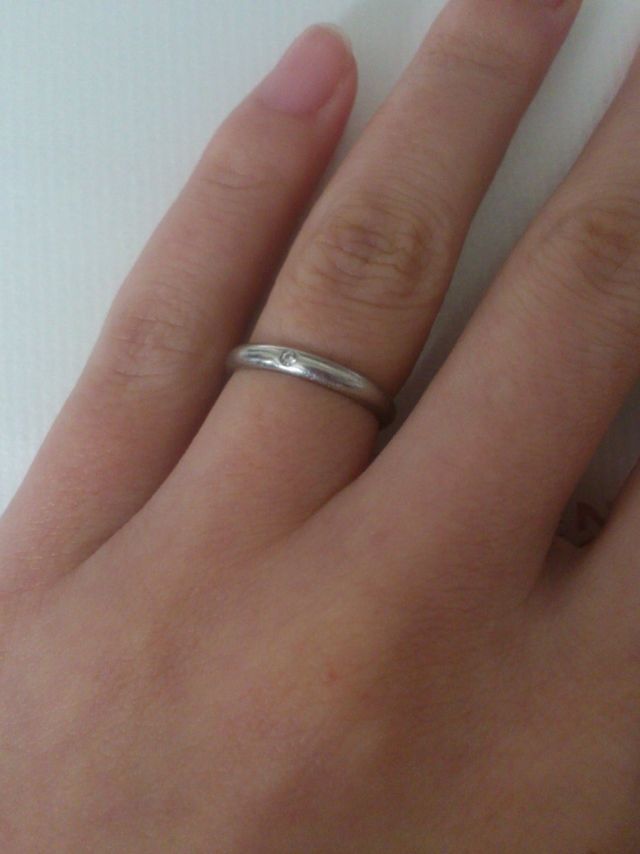 一粒ダイヤが埋め込まれたシンプルなデザイン