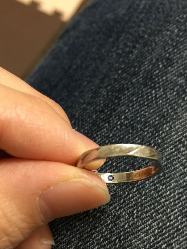 内側にはイニシャル、入籍日、サファイアを入れてもらいました。