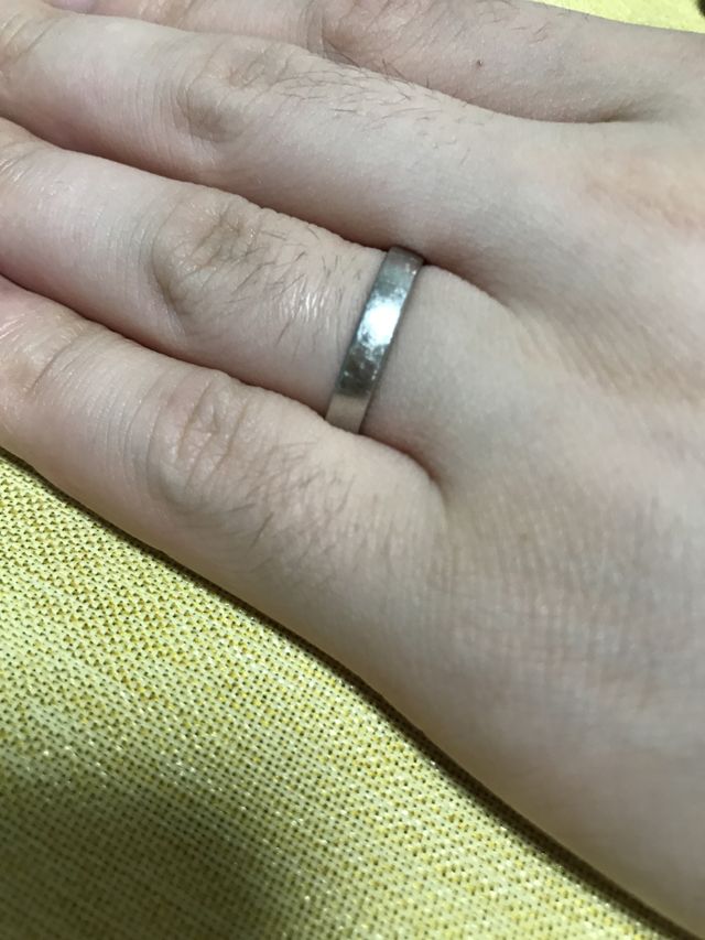 シンプルなプラチナの指輪です。