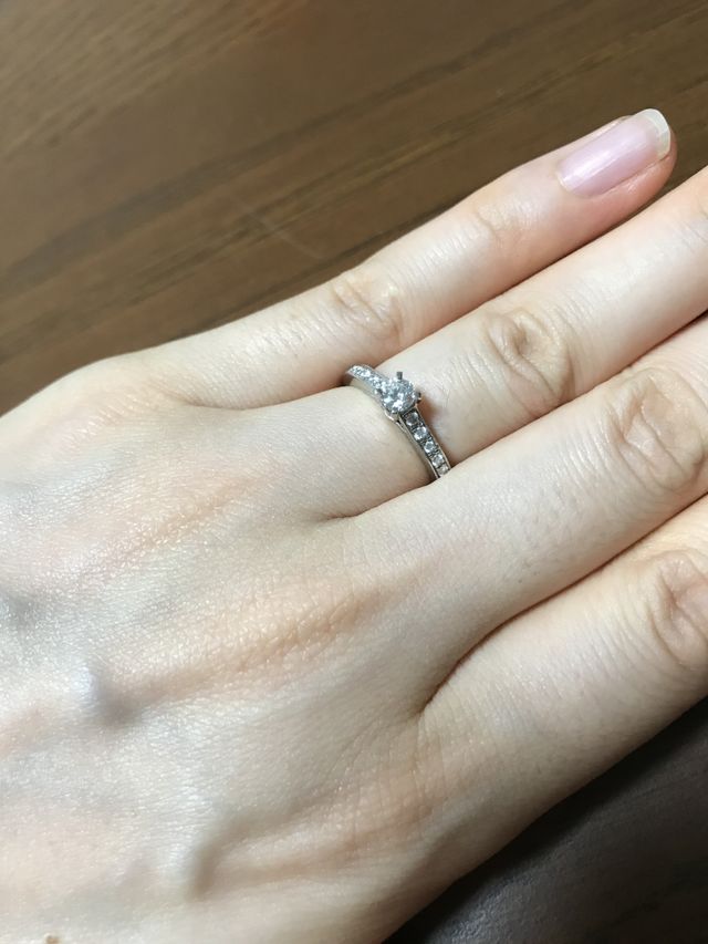 光がない場所でもキラキラ輝いてます。ブリリアンカットです。