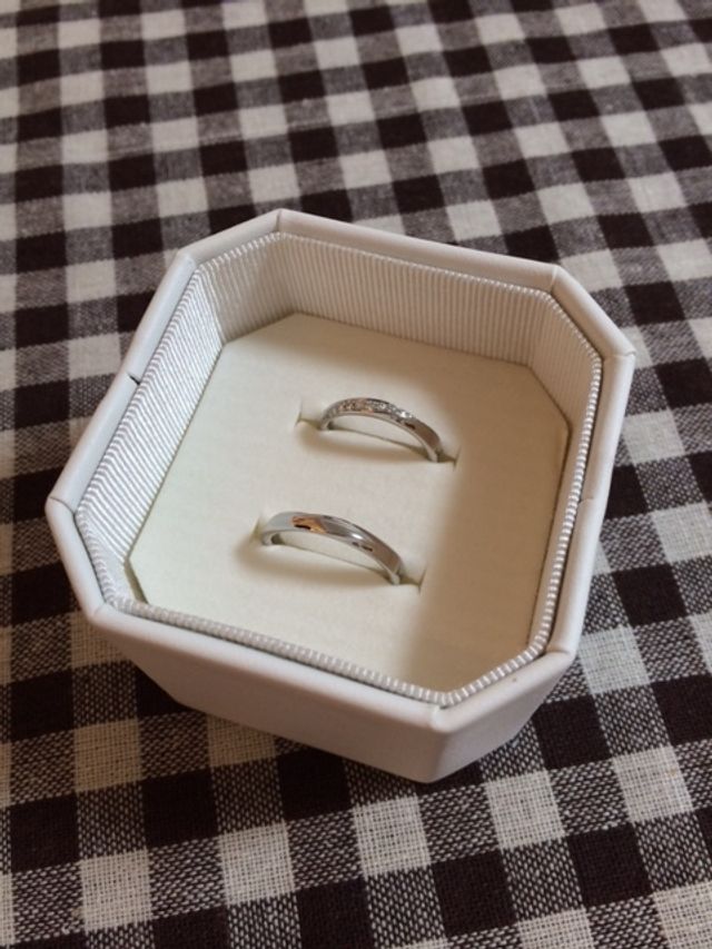 指輪を購入するとガラスに刻印が入ったケースに入れてもらえます