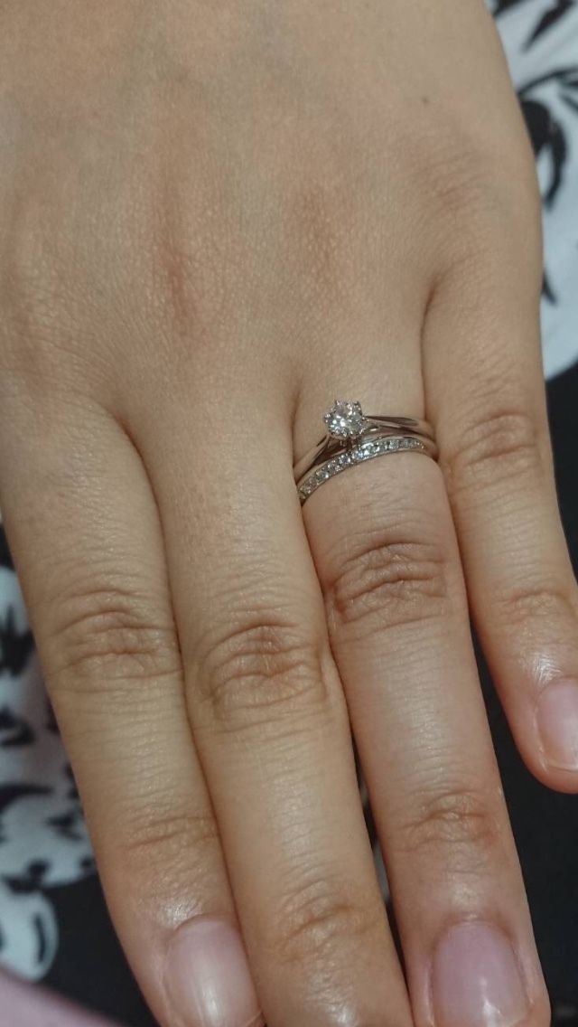 婚約指輪と合わせて着用したときの写真です。