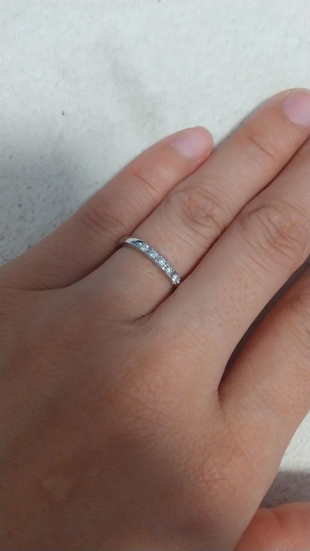 指輪の中にダイヤを5つ埋め込みました。