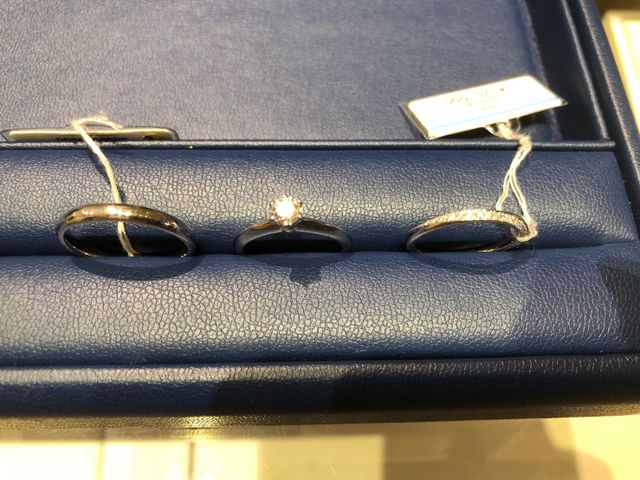 左が男性、真ん中が婚約指輪、右が女性用