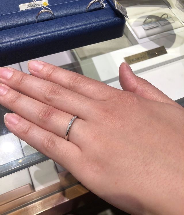 ストレートにカーブのようにダイヤモンドが並んだもの