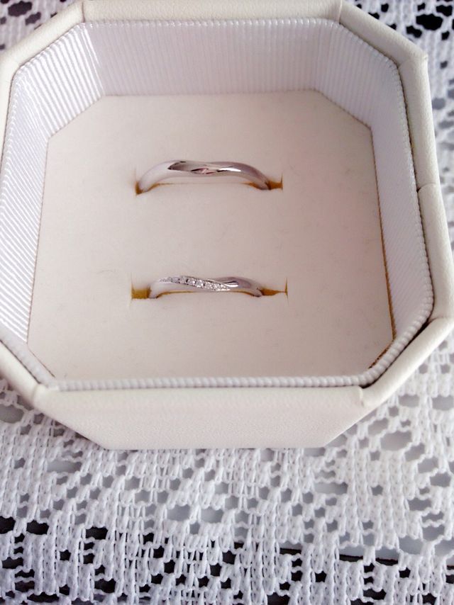 リングケースの蓋はガラス製で名前や日付を入れられる