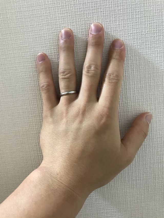 指輪をつ