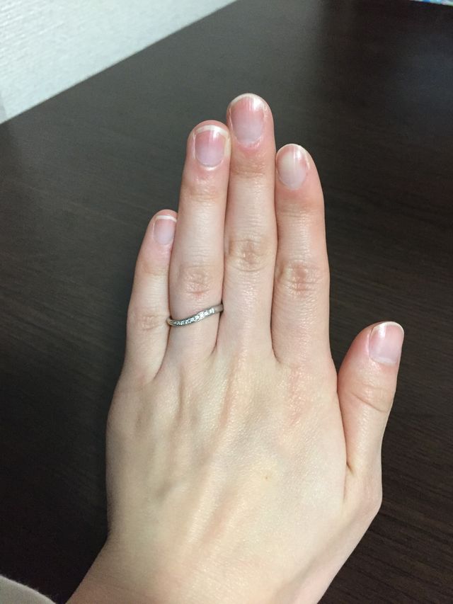 結婚指輪です。ねじりの中央部分に石が並んでいます。