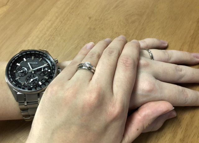 入籍時の記念写真。婚約指輪と結婚指輪の両方をつけています