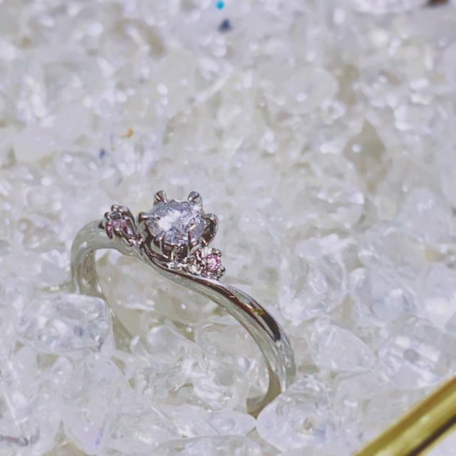 ピンクダイヤが2つ付いています。