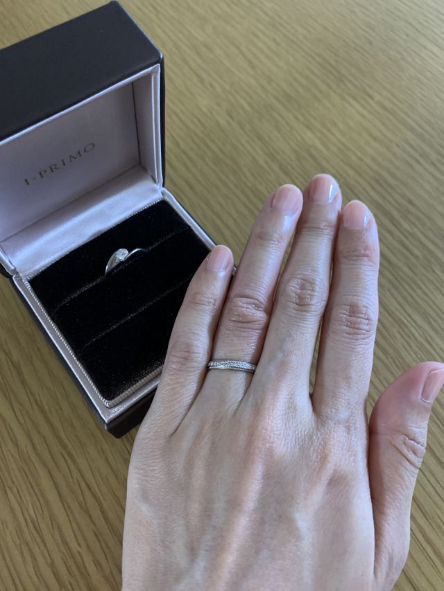 ストレートタイプのハーフエタニティリングです。