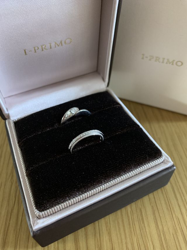 上は婚約指輪(アイプリモ)です。
下が今回購入のリングです。