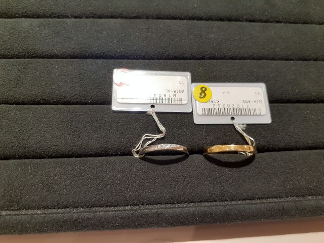 このデザインが気に入りました。ゴールド彼に以外と似合ってた。