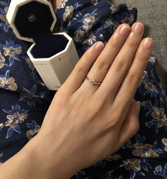 細めのリングで少しVラインになっています。