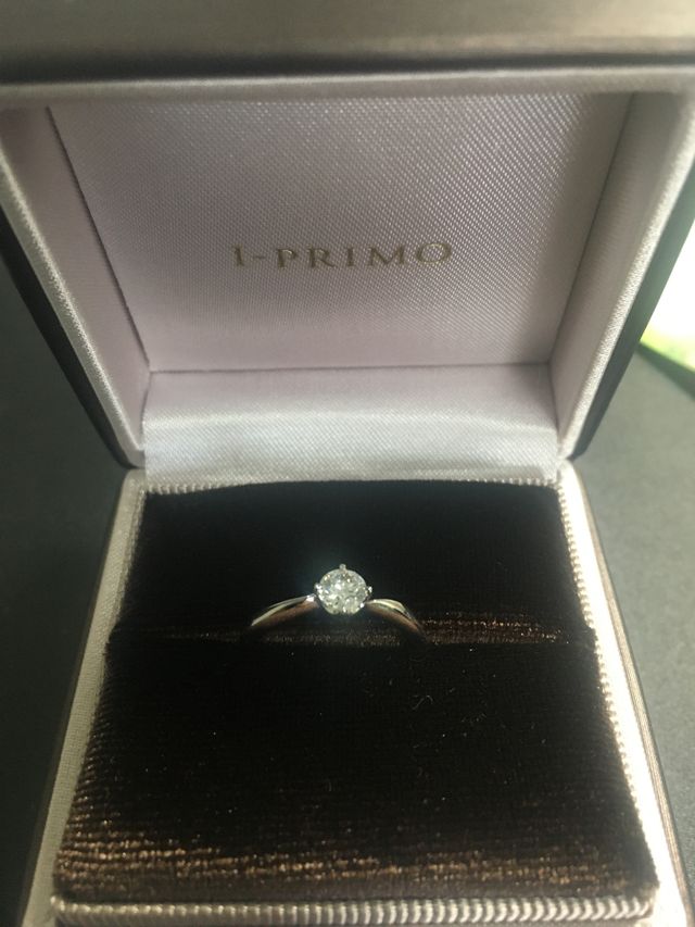 ダイヤが真ん中のみにあるシンプルなデザインです。